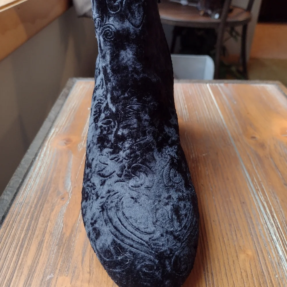 Beautiful! Velvet w/Embroidered Paisley Pattern Ankle Boot Size 8 Med NWOT - Picture 7 of 14